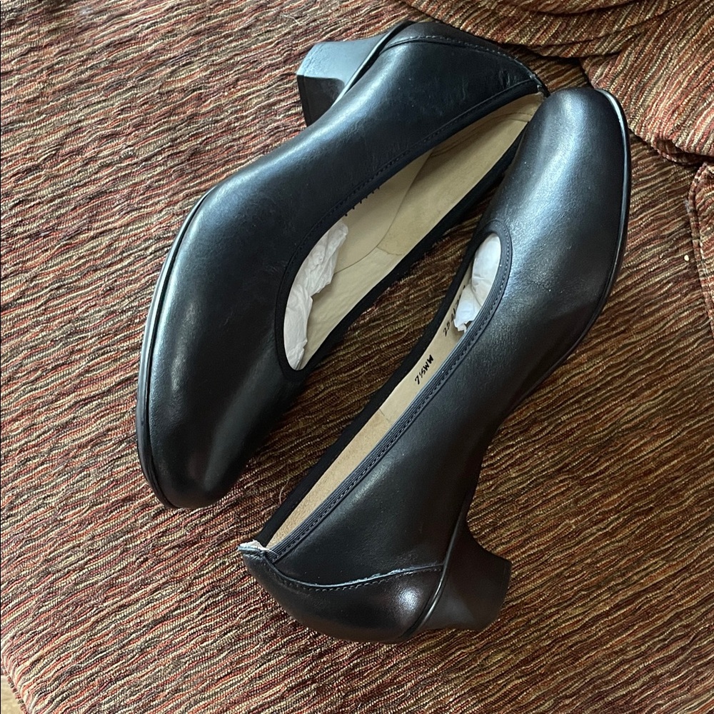 SAS Women's Black Chiunky Pumps- 1 1/4 Inch Heels. NWOT. Size 7WW.